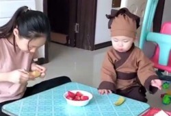 小娃吃哈密瓜视频,甜蜜滋味尽收眼底