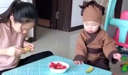 小娃吃哈密瓜视频,甜蜜滋味尽收眼底