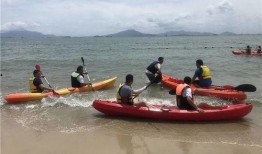 海边团建吃瓜,共享欢乐时光，尽享夏日吃瓜乐趣