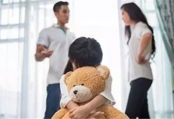 爸妈吵架小孩吃瓜