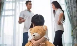 爸妈吵架小孩吃瓜