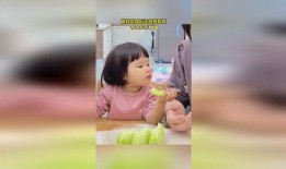 萌娃吃瓜好香,香气四溢萌态十足