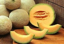 吃哈密瓜女子,女子甜蜜邂逅美味瞬间