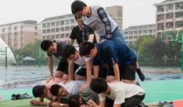 操场吃瓜群众,揭秘校园生活百态