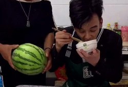 老妈送瓜我吃,温馨一幕记录家的味道