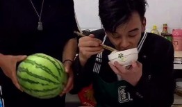 老妈送瓜我吃,温馨一幕记录家的味道