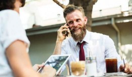 领导抛脑后吃瓜