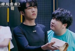 两少爷吵架吃瓜,两少爷争锋，吃瓜群众围观