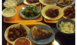 济南大学食堂吃瓜,瓜果飘香，美食共享的校园时光