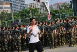 军训师兄在操场吃瓜,军训师兄操场“瓜”事录