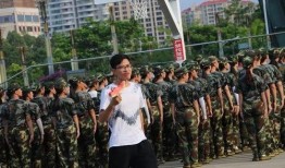 军训师兄在操场吃瓜,军训师兄操场“瓜”事录