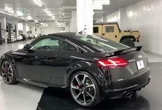 摩托车路边吃瓜