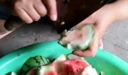 老妈送瓜我吃,温馨一幕记录家的味道