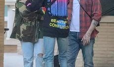 两少爷吵架吃瓜,两少爷争锋，吃瓜群众围观