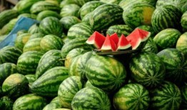 桥上吃瓜,夏日吃瓜趣事